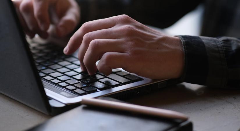 A csalók ezzel a meggyőző mesével verik át egy hazai bank ügyfeleit