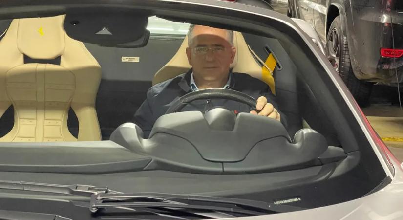 Átlátszó: Kósa Lajos a Bászna Gabona sikkasztással vádolt tulajának Ferrarijában fotózkodott