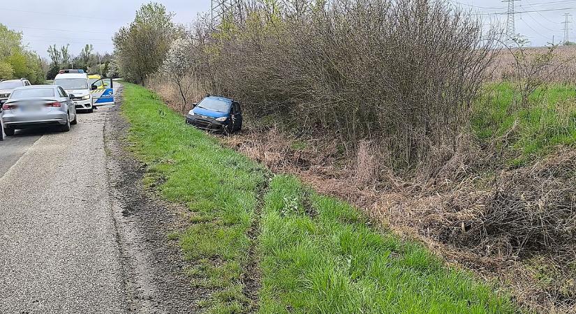Árokba borult egy autó Batida és Vásárhely között – galériával