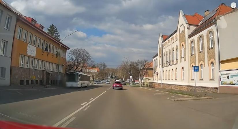 „A barom állatja, hát ez nem normális” – olyat káromkodtak a BMW-sre ezért Gyöngyösön, hogy alig lehet kisípolni