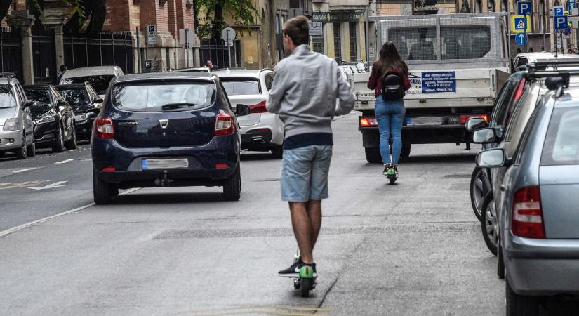 Súlyos testi sértés miatt állhat bíróság elé a rolleres, aki megütött egy autóst