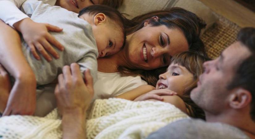 Milyen együtt aludni 3 gyerekkel? Bűbájos videón mutatja meg a fáradt anyuka