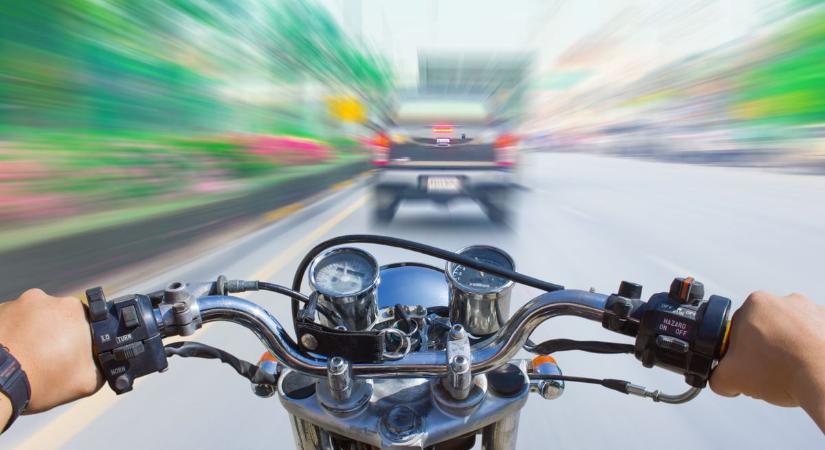 113-mal száguldozott egy motoros lakott területen, gigabírságra számíthat – fotók, videó