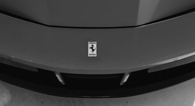 Luxusautókat gyűjtött a becsődölt mezőgazdasági cég tulajdonosa, Kósa Lajost fotózták le az egyikben