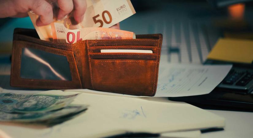 Razzia a közúti hatóságnál: 1500 euróért árulhatták a vizsgatételeket