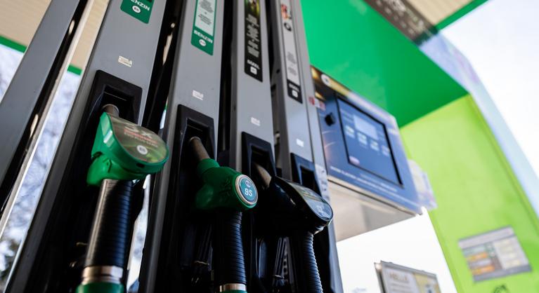 Orbán Viktor elment tankolni, kipróbálta, hogyan működik a védett ár