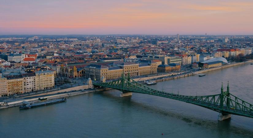 Világsztárok Budapesten: a fővárosban vacsorázott Dakota és Elle Fanning