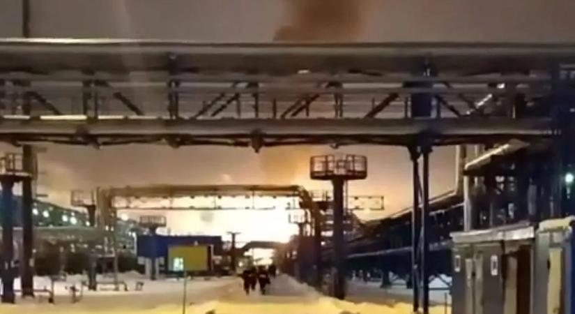 Ukrajna megtámadta Oroszországot - lángokban az olajipar