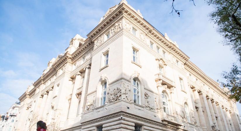 Még egy edénykészlet szekrénybe helyezéséért is külön fizettek az MNB-székház felújításakor