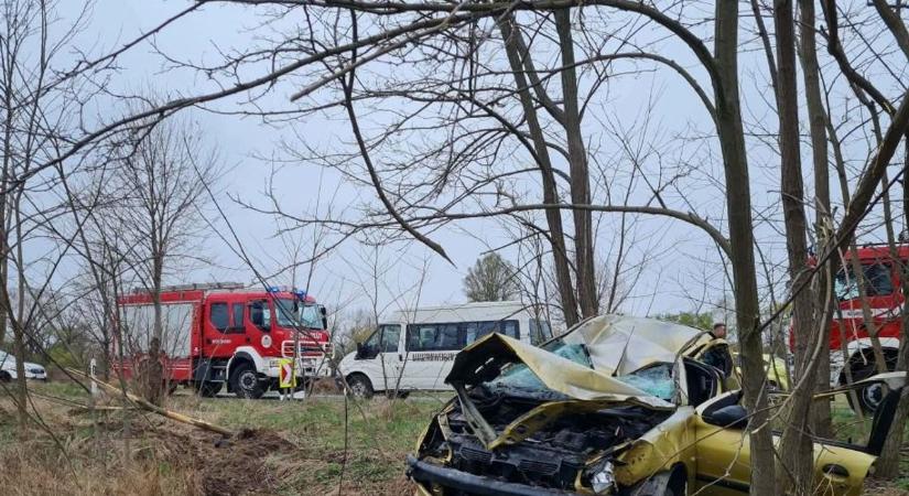 Helyszíni fotókon a 11-es úti súlyos baleset: mentőhelikopter vitte el a sérültet