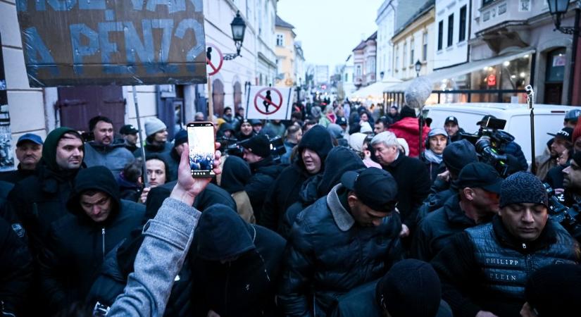 Pintér Bence öt évre kitiltaná a fekete pufajkásokat