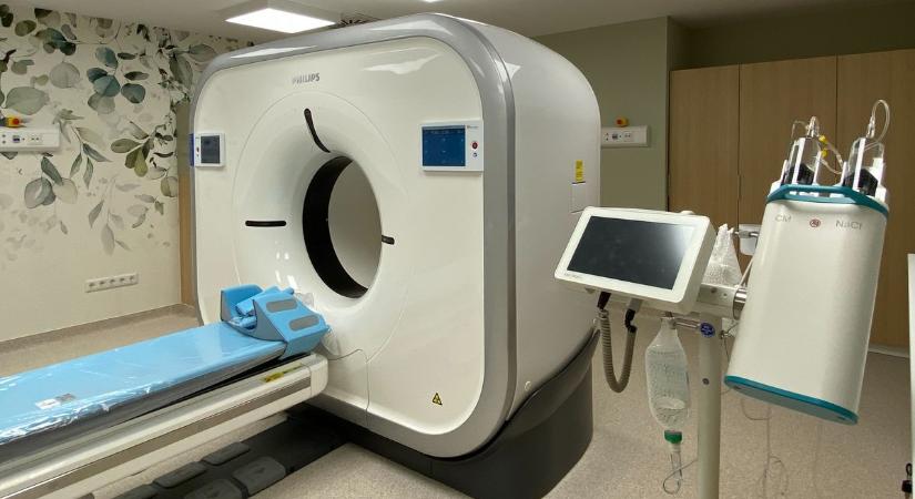 Új korszak kezdődött a bajai kórházban, munkába álltak a csúcstechnológiás gépek  fotók