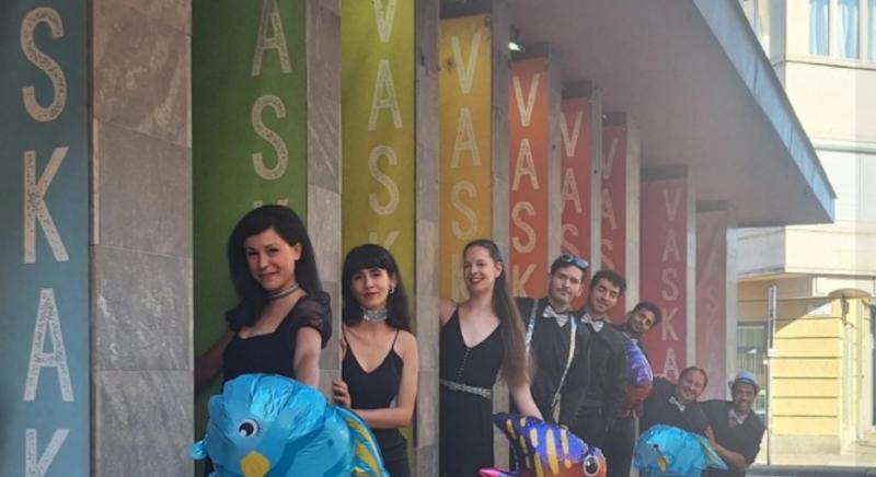 Gyászol a győri színház, kitűzték a fekete zászlót