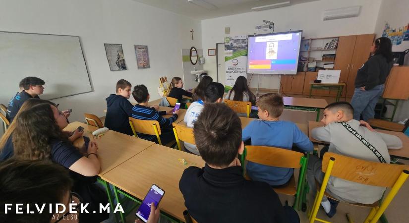 Interjúval és kvízzel hozták közelebb Jókai Mór világát a diákokhoz