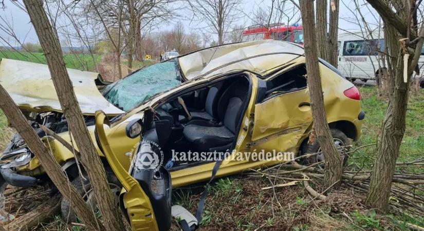 Árokba csapódott az autó a 11-es úton Esztergomnál: mentőhelikopter vitte el a sérültet – fotók