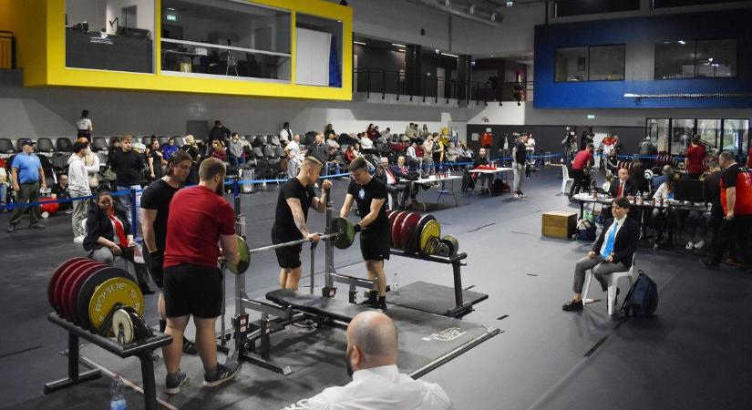 Megtelt a ceglédi sportcsarnok, kétszáznál is több fekvenyomó versenyzett Cegléden