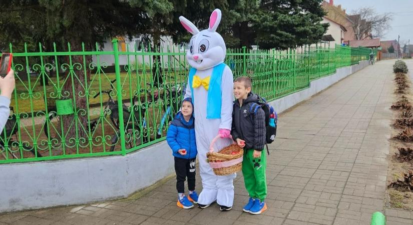 Megérkezett a húsvéti nyuszi a hajdú-bihari városba! Aki látta, tuti hogy nem felejti el!