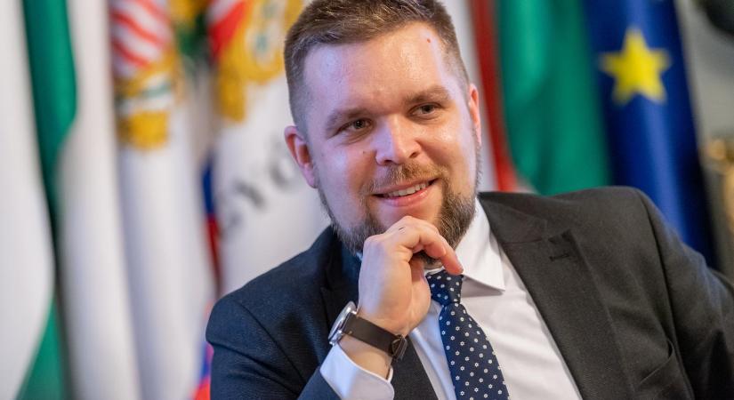 Pintér Bence feljelenti a fekete ruhásokat, akik Orbán Viktor győri rendezvényén ellentüntetőket vegzáltak