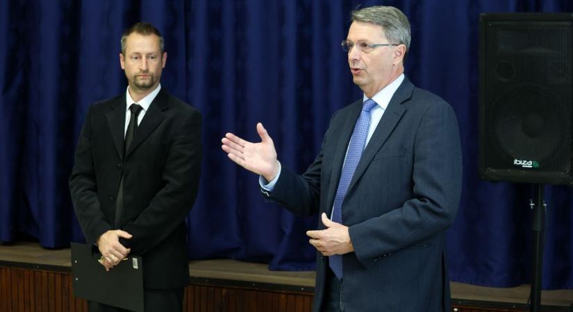 Szívvel-lélekkel a községért: sokkal szebb lett a falukép a hivatal felújításával (galéria)