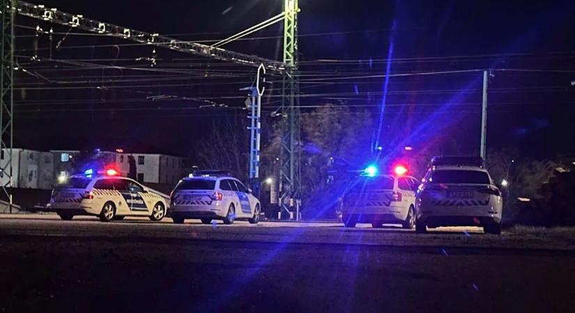 Vonat tetejére mászott egy fiatal Szombathelyen: áramütés érte, életveszélyesen megsérült – fotók