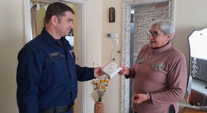 Biztonság az otthonokban: újabb családok kaptak ebből a hasznos eszközből