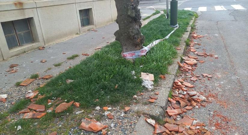 Életveszély a szombathelyi utcában: hullanak a cserepek - nem is kicsit - fotók