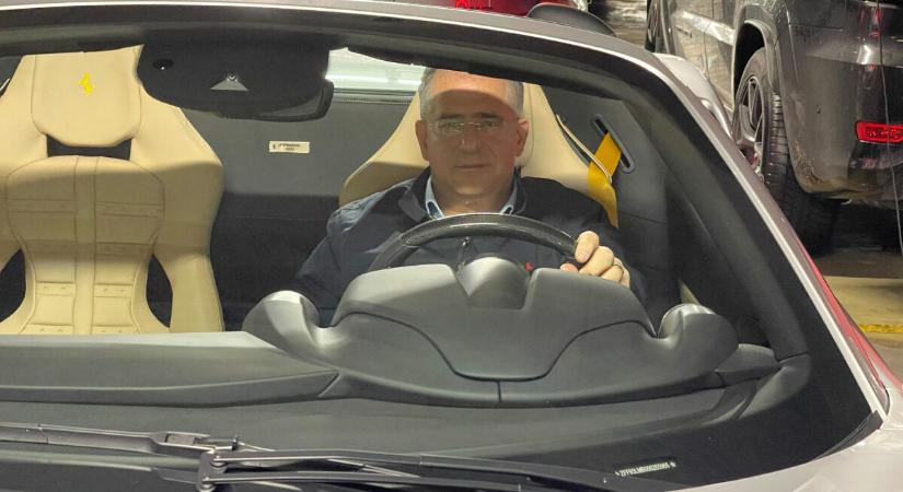 Méregdrága Ferrariban fotózták Kósa Lajost, a becsődölt Bászna Gabona tulajdonosáé az autó