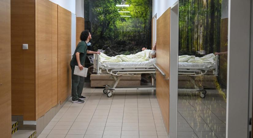 Még kevesebb az orvos a Bajcsy kórházban, ráadásul napok óta nincs fűtés, ezért takarókat osztanak a betegeknek