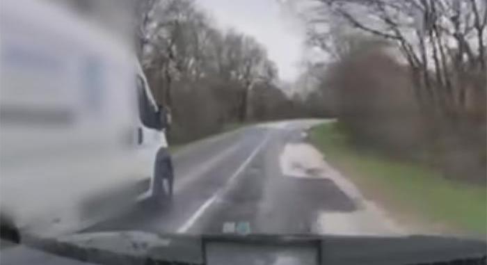 A rendőrök is csak pislogtak, mit művelt egy furgonos Zircnél