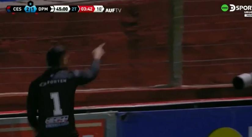 Beszóltak a kiállított kapusnak, erre kiment a lelátóra elégtételt venni