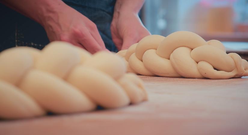 Így készül a tökéletes húsvéti kalács Debrecenben – videóval