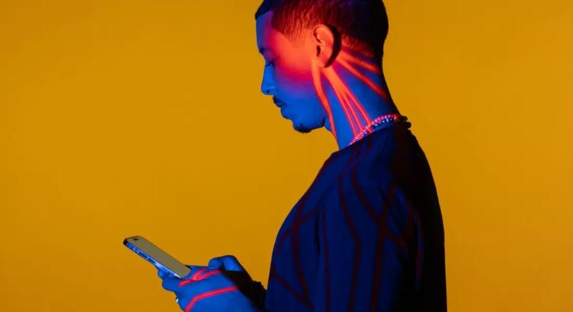 A nyakunkra megy a sok telefonozás