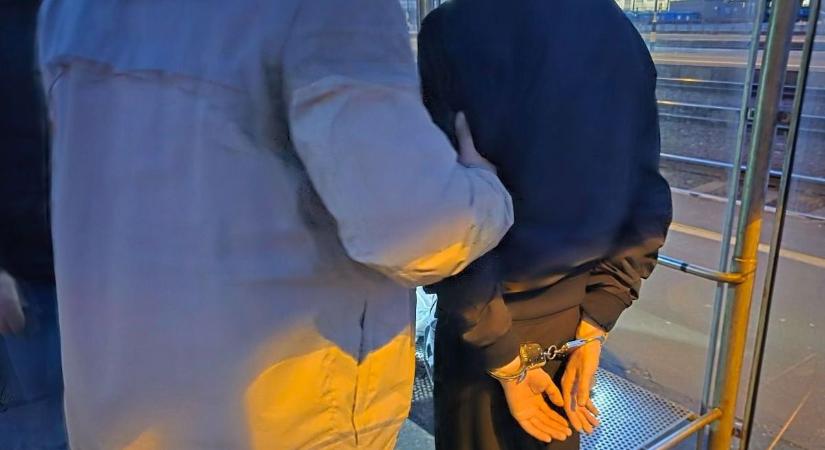 Sporttáskába rejtette a drogot a szabolcsi fiatal, nem a kalauz érkezett hozzá Debrecenben - videóval