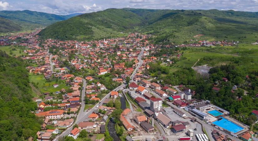 Ingyenes fürdőbelépőket osztogatnak Parajdon: így lendítenék fel újra a turizmust