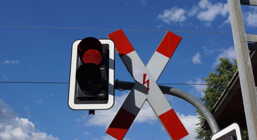 HÉV gázolt egy figyelmetlen kamaszfiút a Határ útnál