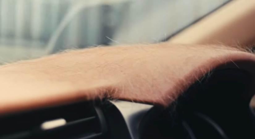 “Emberi” bőrrel borítottak egy belteret