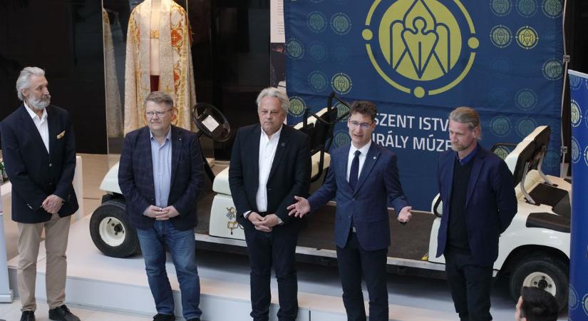 Kurátori tárlatvezetések a Teljesen a tiéd kiállításban