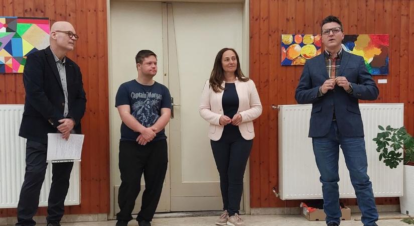 Kozma Áronnak nyílt tárlata Jákon a Down-szindróma világnapja alkalmából - fotók