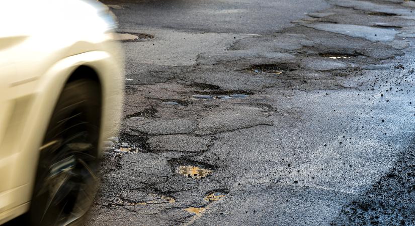 Ezért nem javítják a kátyús utakat a városodban