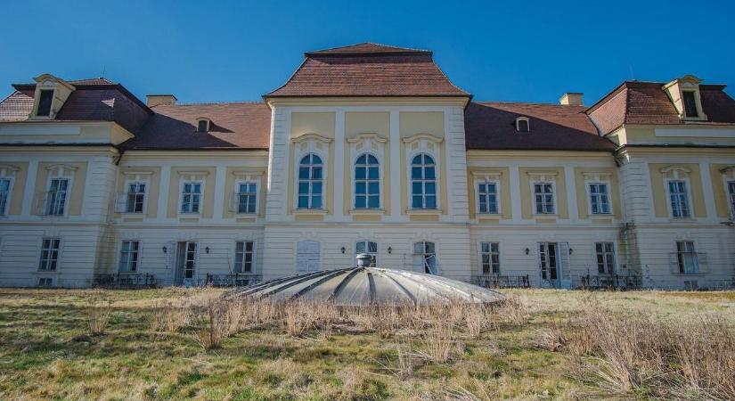 Új fejlemények a kísértetjárta kastély ügyében – Per folyik a család ügyvédje és az örökösök között (helyszíni fotók)