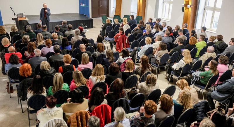 Kimozdítanák a fiatalokat