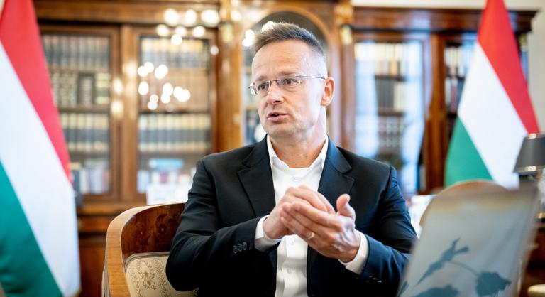 Szijjártó Péter szerint óriási botrány, hogy lehallgatják a külügyminiszter telefonbeszélgetéseit