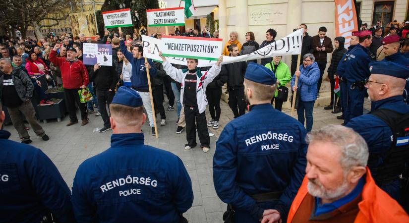 Minden felelősséget a szervezőkre hárít a fekete ruhát viselő orbáni verőlegények miatt az Országos Rendőr-főkapitányság