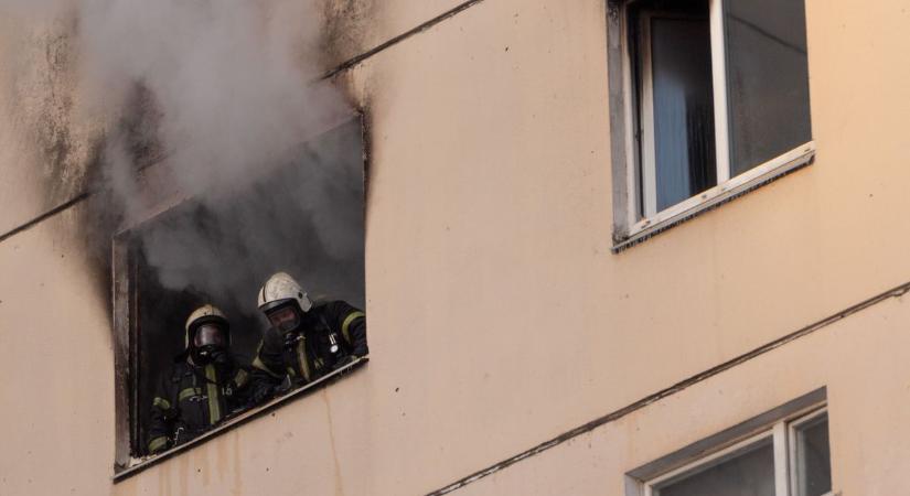 Sokk a belvárosban: szándékosan okozott tüzet egy férfi második emeleti lakásában