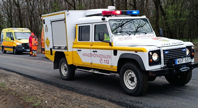 Engedély nélkül szállított veszélyes vegyianyagot az árokba csapódó kamion  fotók, videó