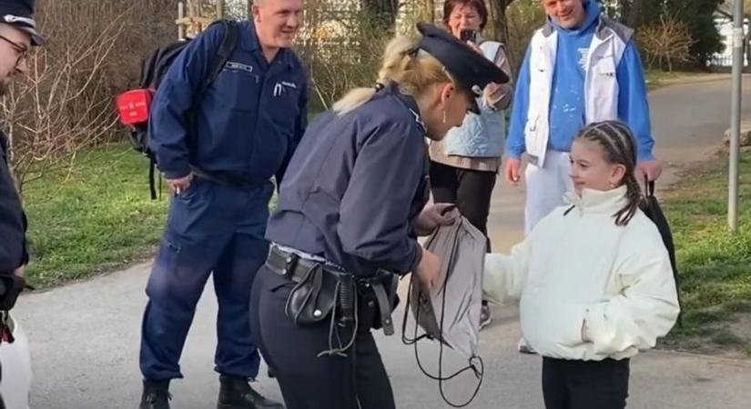 Sziréna helyett szülinapi dal harsogott a tatabányai tömbök között: rendőrautó várt az iskolás lányra