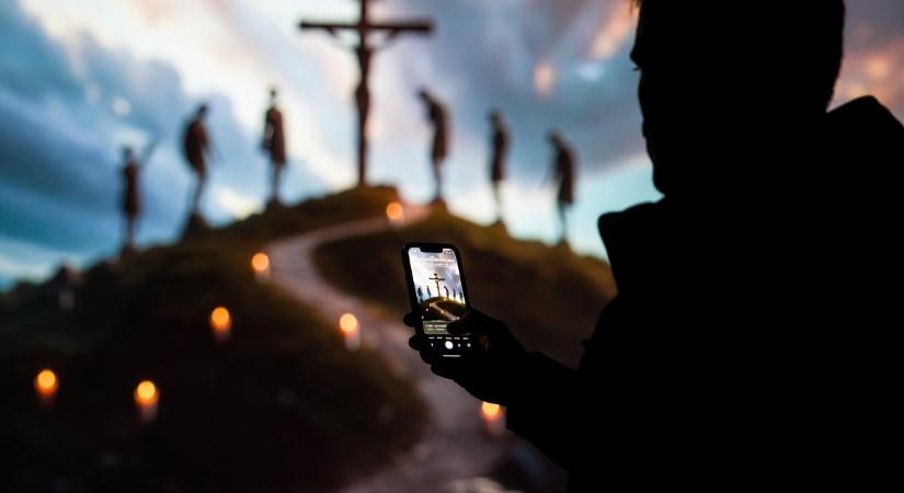 A keresztút nagyheti méltóságáért a „kütyük” világában