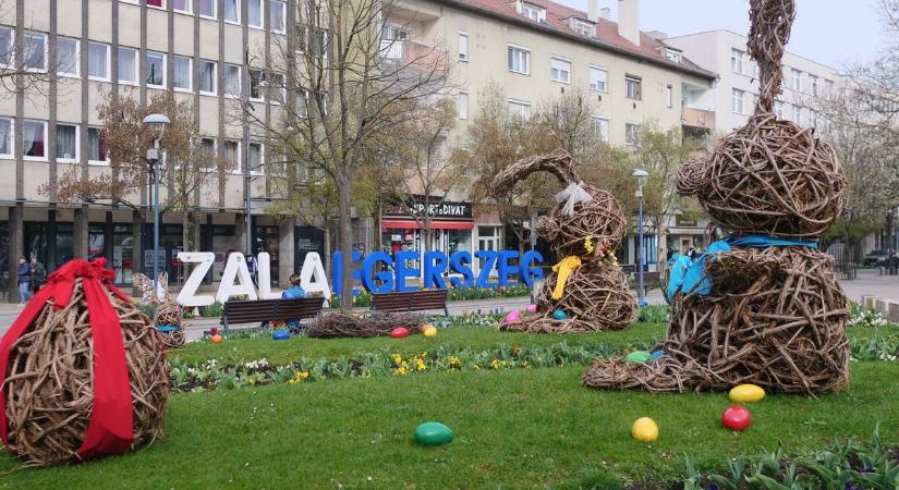 Húsvéti díszbe öltöztek a zalaegerszegi utcák és terek, ünnepi hangulatban a város (képgaléria)