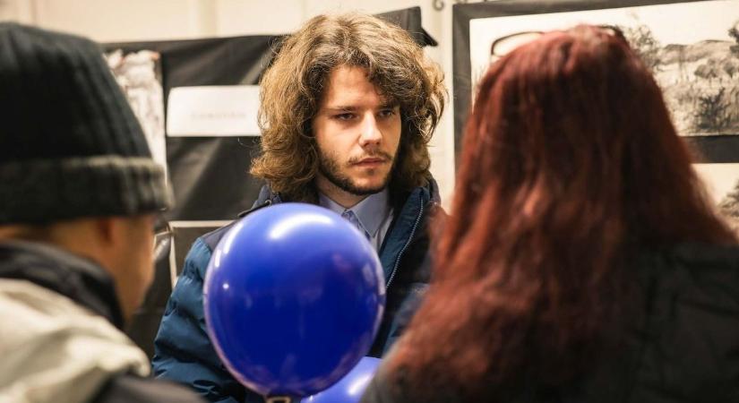 "Legyen kék a tér!" – az elfogadás üzenete töltötte meg Füzesabony főterét