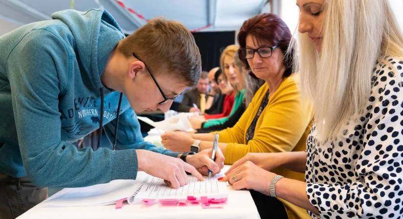 „Csak nem nyer még egyszer a Fidesz” vs. „a Tisza sem lesz jobb” – elsőszavazók az első választásukról